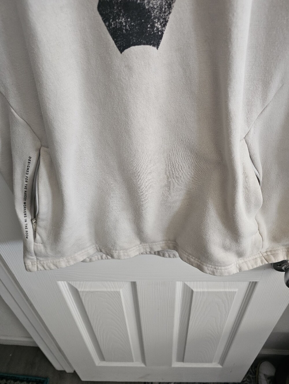 Under Armour Sleeveless Cream Hoodie with Distressed Black Bull Graphic SIZE XL - Picture 8 of 14